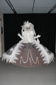 Schneekönigin mit 7 Meter Reifrock.jpg
